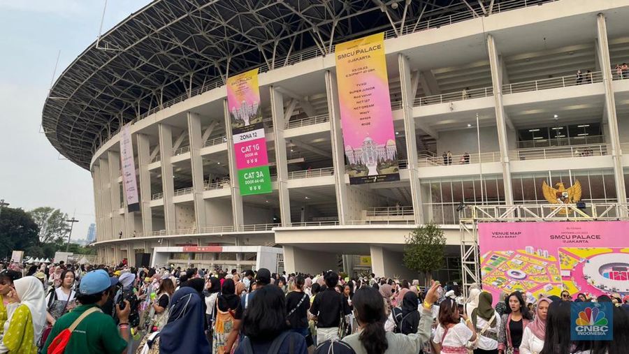 Penggemar K-Pop atau musik Korea memadati kawasan Stadion Utama Gelora Bung Karno (SUGBK), Senayan Jakarta, Sabtu (23/9/2023). (CNBC Indonesia/Shania Alatas)