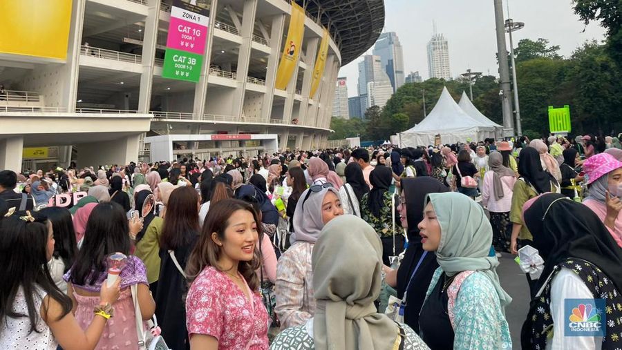 Penggemar K-Pop atau musik Korea memadati kawasan Stadion Utama Gelora Bung Karno (SUGBK), Senayan Jakarta, Sabtu (23/9/2023). (²©²ÊÍøÕ¾/Shania Alatas)