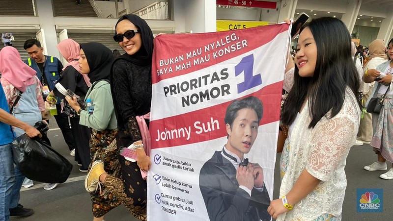 Penggemar K-Pop atau musik Korea memadati kawasan Stadion Utama Gelora Bung Karno (SUGBK), Senayan Jakarta, Sabtu (23/9/2023). (CNBC Indonesia/Shania Alatas)
