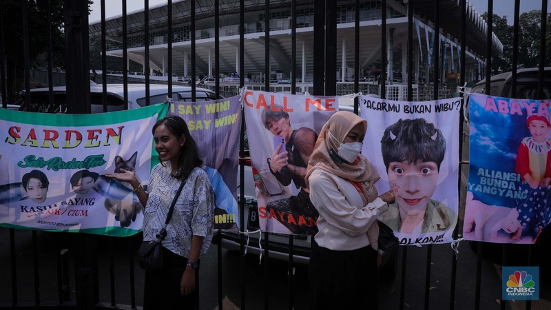 Penggemar K-Pop atau musik Korea memadati kawasan Stadion Utama Gelora Bung Karno (SUGBK), Senayan Jakarta, Sabtu (23/9/2023). (CNBC Indonesia/Faisal Rahman) Penggemar K-Pop atau musik Korea memadati kawasan Stadion Utama Gelora Bung Karno (SUGBK), Senayan Jakarta, Sabtu (23/9/2023). (CNBC Indonesia/Faisal Rahman)