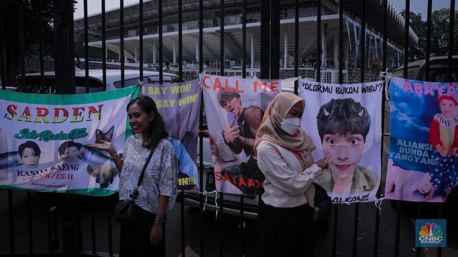 Penggemar K-Pop atau musik Korea memadati kawasan Stadion Utama Gelora Bung Karno (SUGBK), Senayan Jakarta, Sabtu (23/9/2023). (CNBC Indonesia/Faisal Rahman)