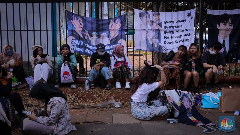 Penggemar K-Pop atau musik Korea memadati kawasan Stadion Utama Gelora Bung Karno (SUGBK), Senayan Jakarta, Sabtu (23/9/2023). (CNBC Indonesia/Faisal Rahman) Penggemar K-Pop atau musik Korea memadati kawasan Stadion Utama Gelora Bung Karno (SUGBK), Senayan Jakarta, Sabtu (23/9/2023). (CNBC Indonesia/Faisal Rahman)