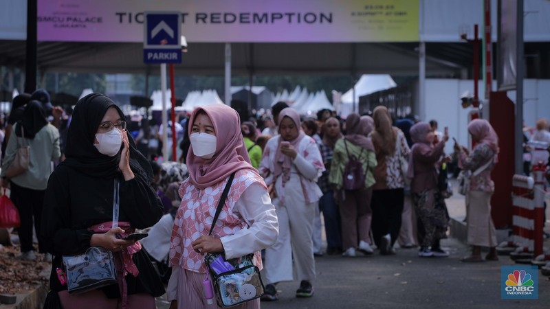 Penggemar K-Pop atau musik Korea memadati kawasan Stadion Utama Gelora Bung Karno (SUGBK), Senayan Jakarta, Sabtu (23/9/2023). (CNBC Indonesia/Faisal Rahman) Penggemar K-Pop atau musik Korea memadati kawasan Stadion Utama Gelora Bung Karno (SUGBK), Senayan Jakarta, Sabtu (23/9/2023). (CNBC Indonesia/Faisal Rahman)