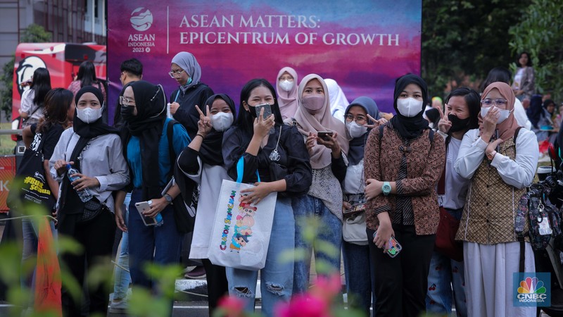 Penggemar K-Pop atau musik Korea memadati kawasan Stadion Utama Gelora Bung Karno (SUGBK), Senayan Jakarta, Sabtu (23/9/2023). (CNBC Indonesia/Faisal Rahman) Penggemar K-Pop atau musik Korea memadati kawasan Stadion Utama Gelora Bung Karno (SUGBK), Senayan Jakarta, Sabtu (23/9/2023). (CNBC Indonesia/Faisal Rahman)