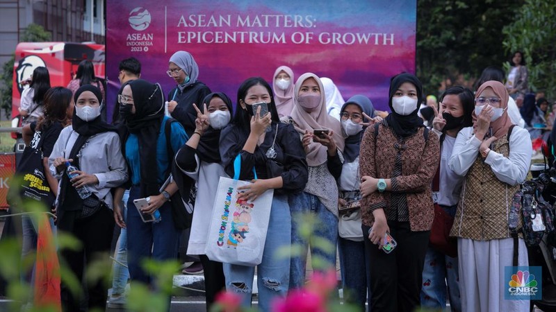 Penggemar K-Pop atau musik Korea memadati kawasan Stadion Utama Gelora Bung Karno (SUGBK), Senayan Jakarta, Sabtu (23/9/2023). (CNBC Indonesia/Faisal Rahman)