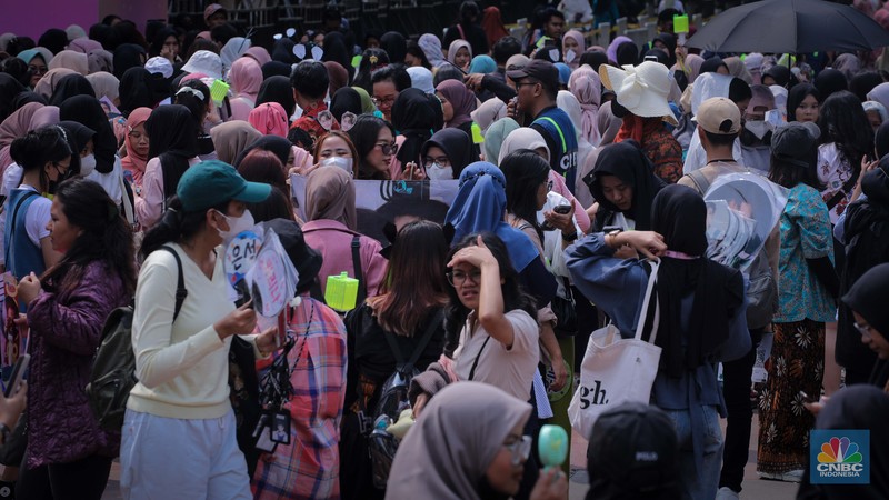 Penggemar K-Pop atau musik Korea memadati kawasan Stadion Utama Gelora Bung Karno (SUGBK), Senayan Jakarta, Sabtu (23/9/2023). (CNBC Indonesia/Faisal Rahman) Penggemar K-Pop atau musik Korea memadati kawasan Stadion Utama Gelora Bung Karno (SUGBK), Senayan Jakarta, Sabtu (23/9/2023). (CNBC Indonesia/Faisal Rahman)
