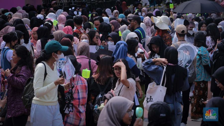 Penggemar K-Pop atau musik Korea memadati kawasan Stadion Utama Gelora Bung Karno (SUGBK), Senayan Jakarta, Sabtu (23/9/2023). (CNBC Indonesia/Faisal Rahman)