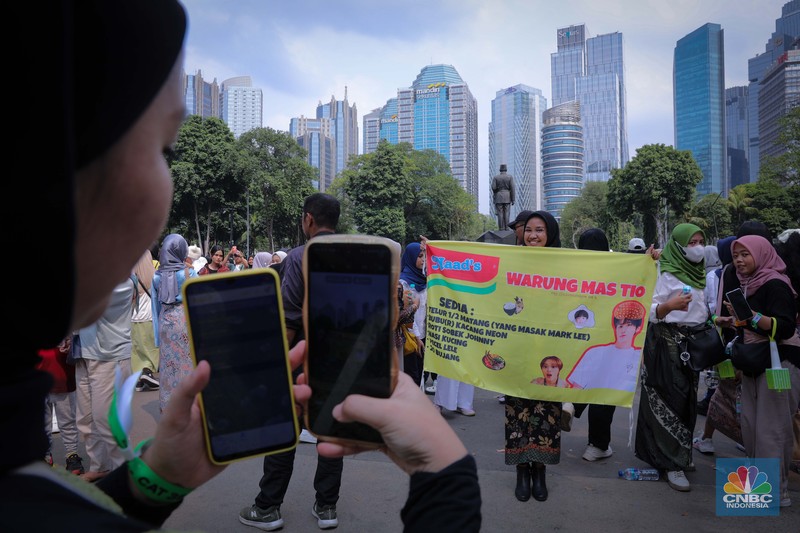 Penggemar K-Pop atau musik Korea memadati kawasan Stadion Utama Gelora Bung Karno (SUGBK), Senayan Jakarta, Sabtu (23/9/2023). (CNBC Indonesia/Faisal Rahman)
