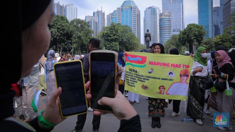 Penggemar K-Pop atau musik Korea memadati kawasan Stadion Utama Gelora Bung Karno (SUGBK), Senayan Jakarta, Sabtu (23/9/2023). (CNBC Indonesia/Faisal Rahman)