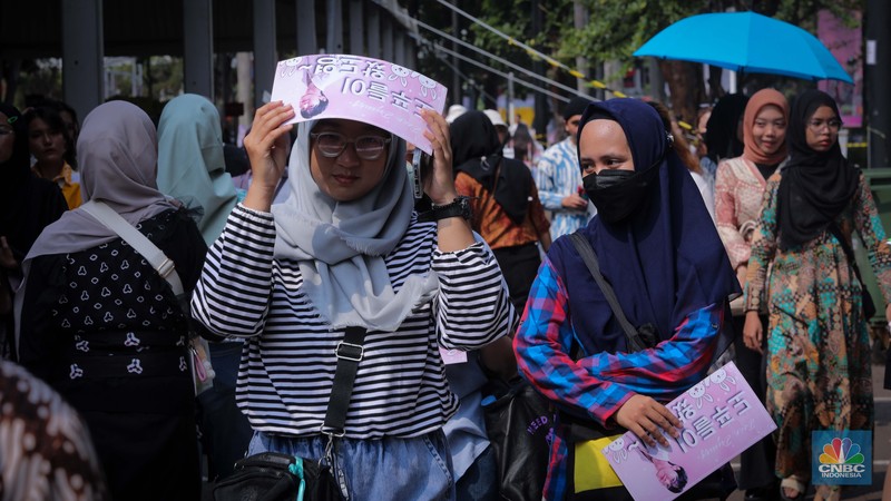 Penggemar K-Pop atau musik Korea memadati kawasan Stadion Utama Gelora Bung Karno (SUGBK), Senayan Jakarta, Sabtu (23/9/2023). (CNBC Indonesia/Faisal Rahman) Penggemar K-Pop atau musik Korea memadati kawasan Stadion Utama Gelora Bung Karno (SUGBK), Senayan Jakarta, Sabtu (23/9/2023). (CNBC Indonesia/Faisal Rahman)