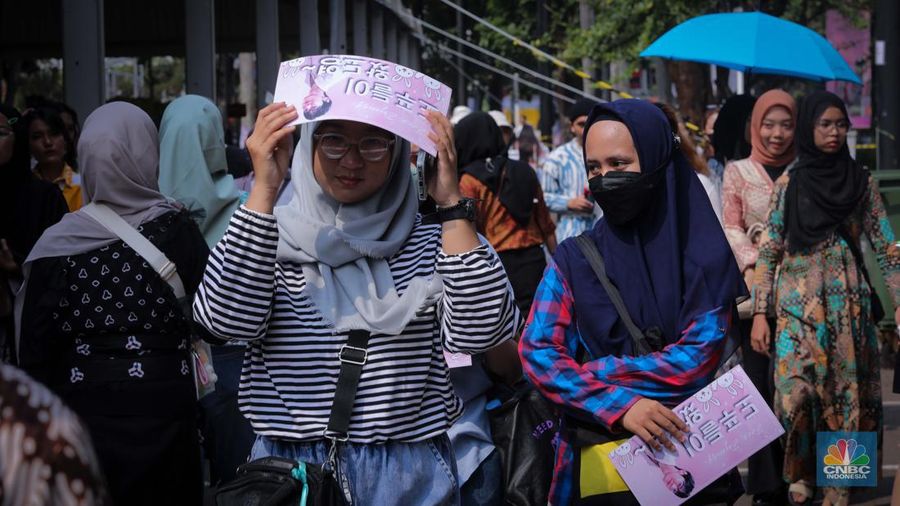Penggemar K-Pop atau musik Korea memadati kawasan Stadion Utama Gelora Bung Karno (SUGBK), Senayan Jakarta, Sabtu (23/9/2023). (CNBC Indonesia/Faisal Rahman)