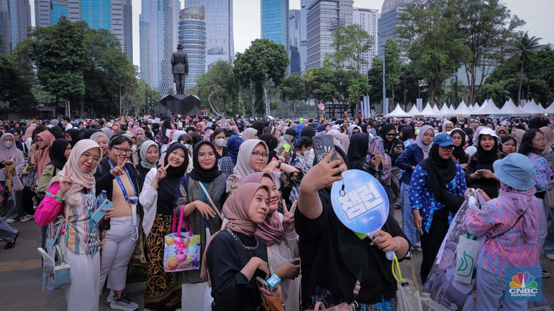 Penggemar K-Pop atau musik Korea memadati kawasan Stadion Utama Gelora Bung Karno (SUGBK), Senayan Jakarta, Sabtu (23/9/2023). (CNBC Indonesia/Faisal Rahman)