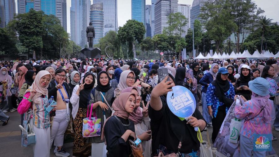 Penggemar K-Pop atau musik Korea memadati kawasan Stadion Utama Gelora Bung Karno (SUGBK), Senayan Jakarta, Sabtu (23/9/2023). (CNBC Indonesia/Faisal Rahman)