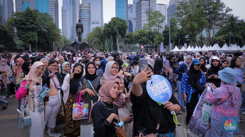 Penggemar K-Pop atau musik Korea memadati kawasan Stadion Utama Gelora Bung Karno (SUGBK), Senayan Jakarta, Sabtu (23/9/2023). (CNBC Indonesia/Faisal Rahman)