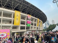 Penggemar K-Pop atau musik Korea memadati kawasan Stadion Utama Gelora Bung Karno (SUGBK), Senayan Jakarta, Sabtu (23/9/2023). (CNBC Indonesia/Shania Alatas)