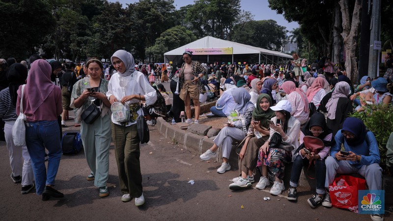Penggemar K-Pop atau musik Korea memadati kawasan Stadion Utama Gelora Bung Karno (SUGBK), Senayan Jakarta, Sabtu (23/9/2023). (CNBC Indonesia/Shania Alatas)