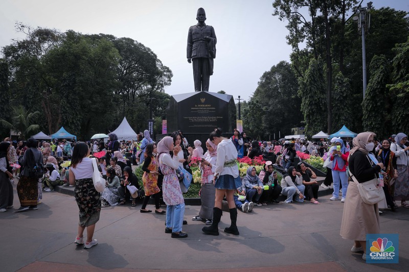 Penggemar K-Pop atau musik Korea memadati kawasan Stadion Utama Gelora Bung Karno (SUGBK), Senayan Jakarta, Sabtu (23/9/2023). Penggemar K-Pop atau musik Korea memadati kawasan Stadion Utama Gelora Bung Karno (SUGBK), Senayan Jakarta, Sabtu (23/9/2023). (CNBC Indonesia/Shania Alatas)