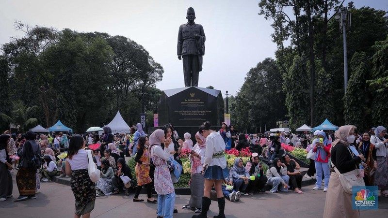 Penggemar K-Pop atau musik Korea memadati kawasan Stadion Utama Gelora Bung Karno (SUGBK), Senayan Jakarta, Sabtu (23/9/2023). (CNBC Indonesia/Shania Alatas)