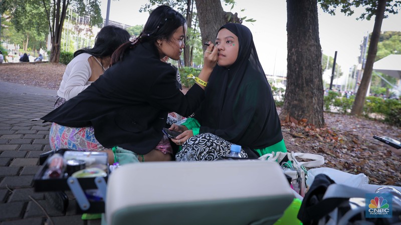 Penonton menggunakan jasa rias wajah saat konser SMTOWN LIVE 2023 SMCU Palace di Stadion Utama Gelora Bung Karno (SUGBK), Senayan Jakarta, Sabtu (23/9/2023). (CNBC Indonesia/Faisal Rahman) Penonton menggunakan jasa rias wajah saat konser SMTOWN LIVE 2023 SMCU Palace di Stadion Utama Gelora Bung Karno (SUGBK), Senayan Jakarta, Sabtu (23/9/2023). (CNBC Indonesia/Faisal Rahman)
