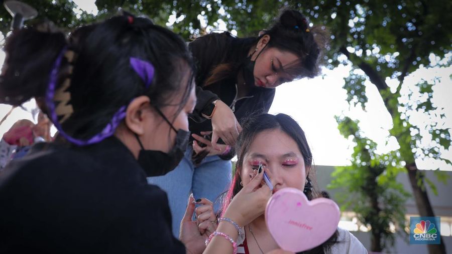 Penonton menggunakan jasa rias wajah saat konser SMTOWN LIVE 2023 SMCU Palace di Stadion Utama Gelora Bung Karno (SUGBK), Senayan Jakarta, Sabtu (23/9/2023). (CNBC Indonesia/Faisal Rahman)