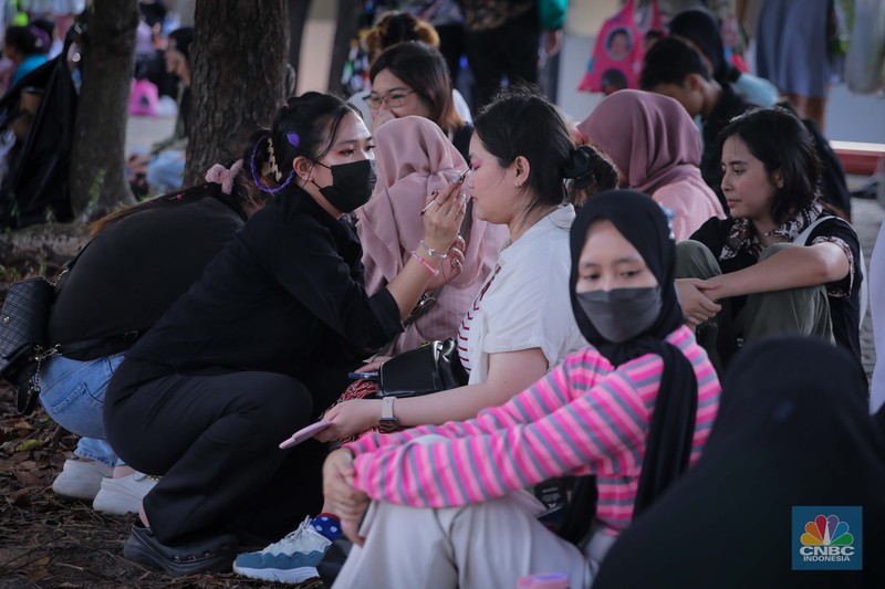 Penonton menggunakan jasa rias wajah saat konser SMTOWN LIVE 2023 SMCU Palace di Stadion Utama Gelora Bung Karno (SUGBK), Senayan Jakarta, Sabtu (23/9/2023). (CNBC Indonesia/Faisal Rahman) Penonton menggunakan jasa rias wajah saat konser SMTOWN LIVE 2023 SMCU Palace di Stadion Utama Gelora Bung Karno (SUGBK), Senayan Jakarta, Sabtu (23/9/2023). (CNBC Indonesia/Faisal Rahman)