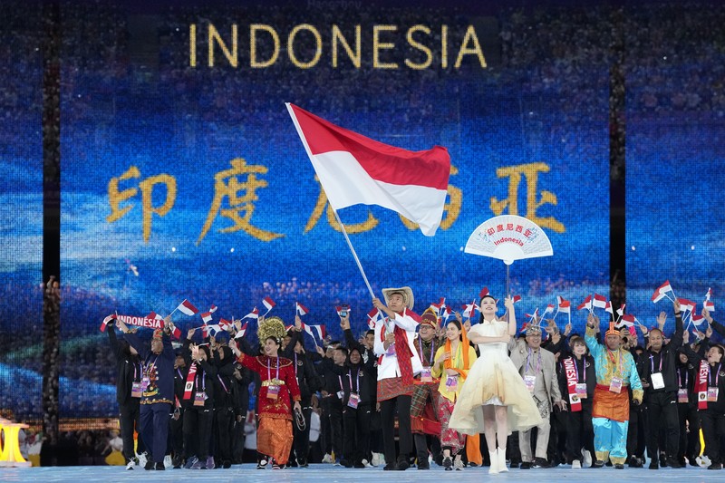 Pembawa obor saat upacara pembukaan Asian Games ke-19 di Hangzhou, China, Sabtu, 23 September 2023. (AP Photo/Louise Delmotte) Pembawa obor saat upacara pembukaan Asian Games ke-19 di Hangzhou, China, Sabtu, 23 September 2023. (AP Photo/Louise Delmotte)