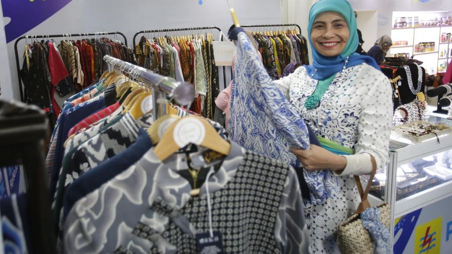 Direktur Keuangan PLN Sinthya Roesly saat melihat produk batik dari UMKM mitra binaan PLN pada Bazar UMKM untuk Indonesia yang digelar di Sarinah, Jakarta pada Jumat (22/9).