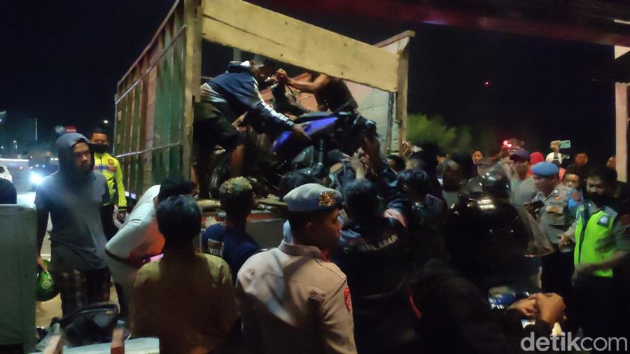 Kecelakaan di lampu merah exit tol Bawen, Semarang, Sabtu (23/9/2023). (Afzal Nur Iman/detikJateng)