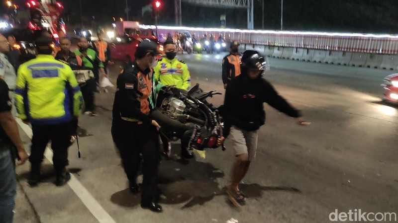 Kecelakaan di lampu merah exit tol Bawen, Semarang, Sabtu (23/9/2023). (Afzal Nur Iman/detikJateng)