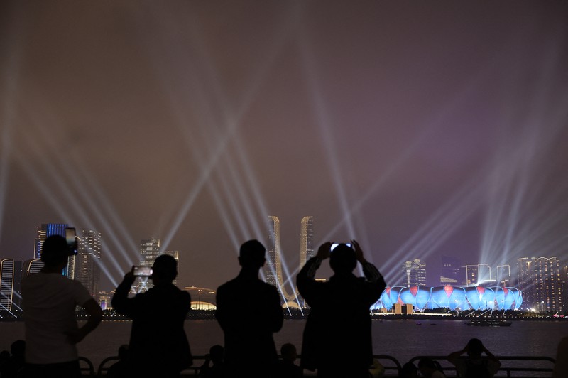 Pembawa obor saat upacara pembukaan Asian Games ke-19 di Hangzhou, China, Sabtu, 23 September 2023. (AP Photo/Louise Delmotte)