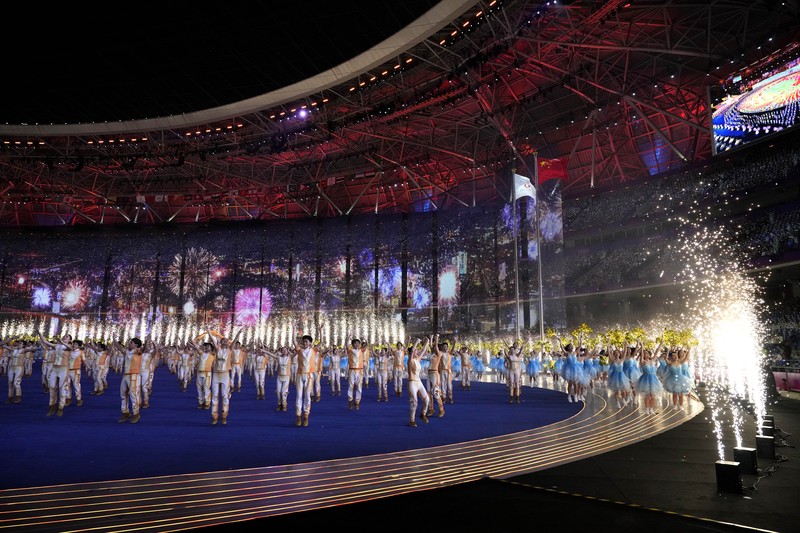 Pembawa obor saat upacara pembukaan Asian Games ke-19 di Hangzhou, China, Sabtu, 23 September 2023. (AP Photo/Louise Delmotte) Pembawa obor saat upacara pembukaan Asian Games ke-19 di Hangzhou, China, Sabtu, 23 September 2023. (AP Photo/Louise Delmotte)