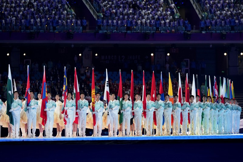 Pembawa obor saat upacara pembukaan Asian Games ke-19 di Hangzhou, China, Sabtu, 23 September 2023. (AP Photo/Louise Delmotte)