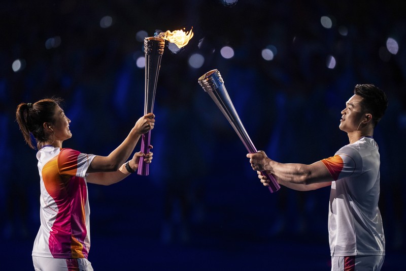 Pembawa obor saat upacara pembukaan Asian Games ke-19 di Hangzhou, China, Sabtu, 23 September 2023. (AP Photo/Louise Delmotte)