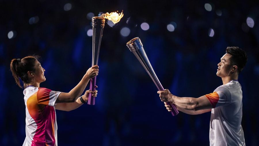 Pembawa obor saat upacara pembukaan Asian Games ke-19 di Hangzhou, China, Sabtu, 23 September 2023. (AP Photo/Louise Delmotte)