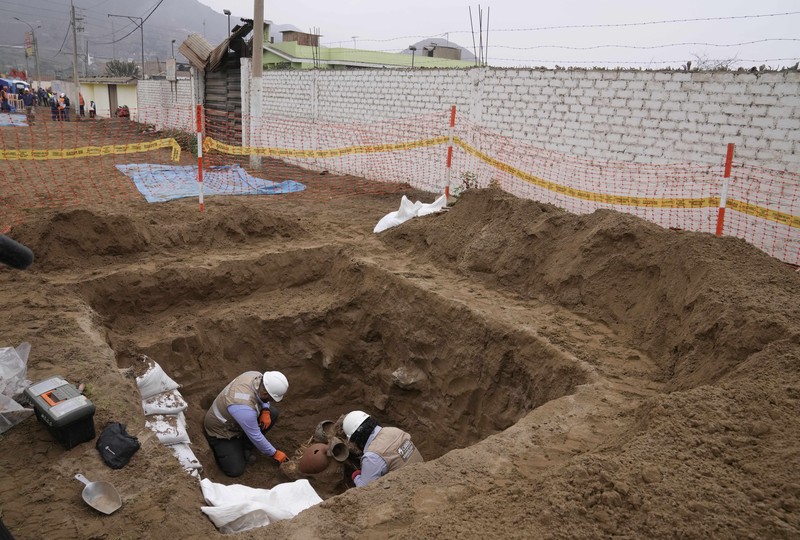 Potret Penemuan Mumi di Jaringan Gas Alam Peru. (AP Photo/Martin Mejia)