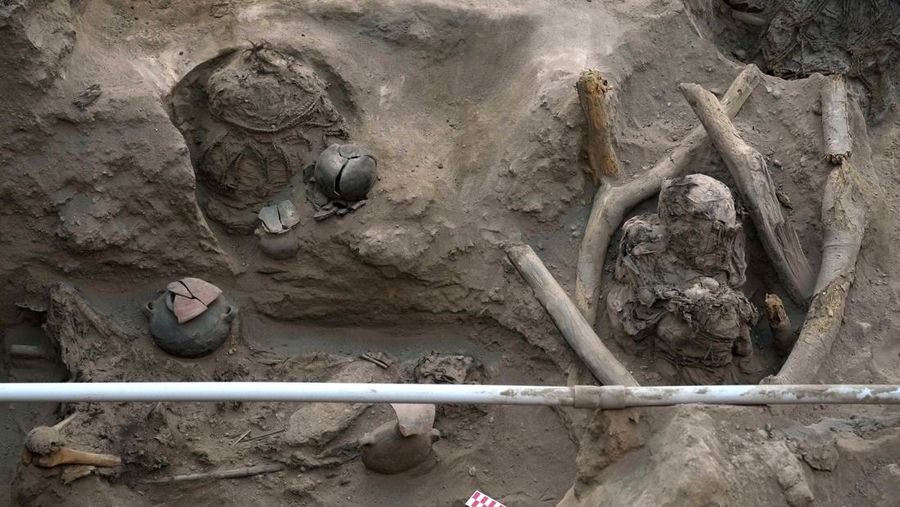 Potret Penemuan Mumi di Jaringan Gas Alam Peru. (AP Photo/Martin Mejia)