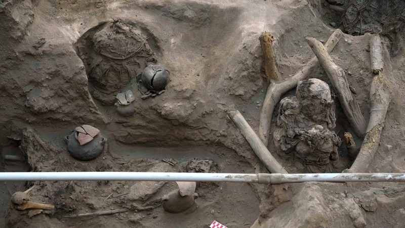 Potret Penemuan Mumi di Jaringan Gas Alam Peru. (AP Photo/Martin Mejia)