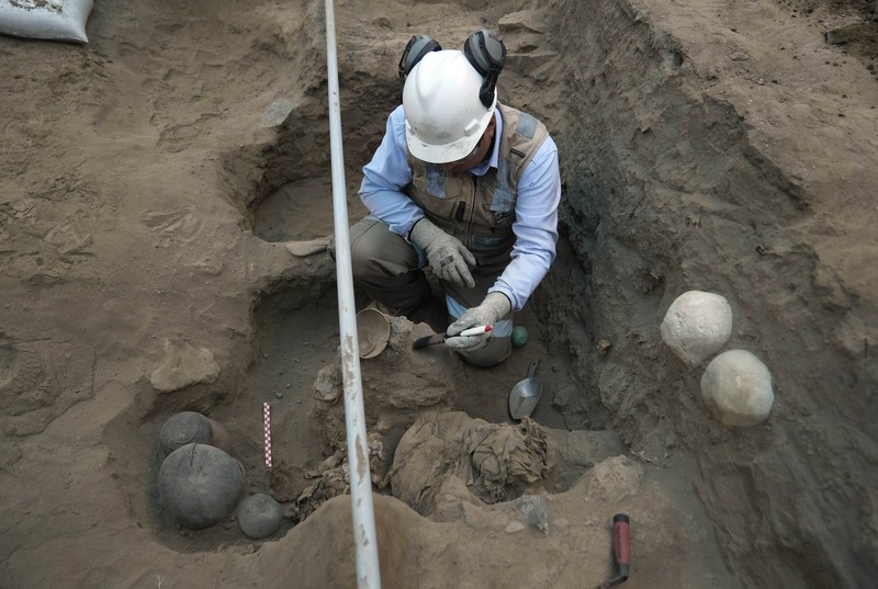 Potret Penemuan Mumi di Jaringan Gas Alam Peru. (AP Photo/Martin Mejia)