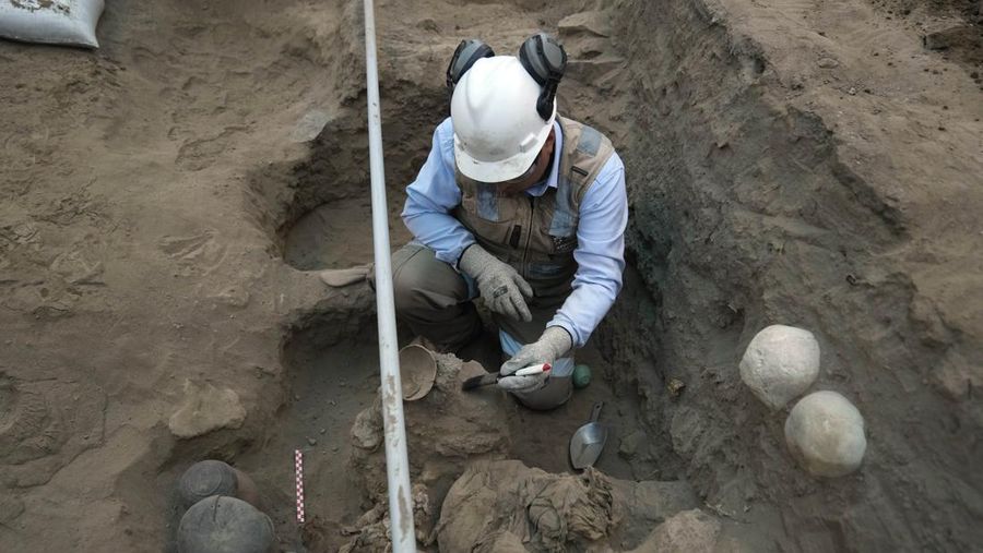 Potret Penemuan Mumi di Jaringan Gas Alam Peru. (AP Photo/Martin Mejia)