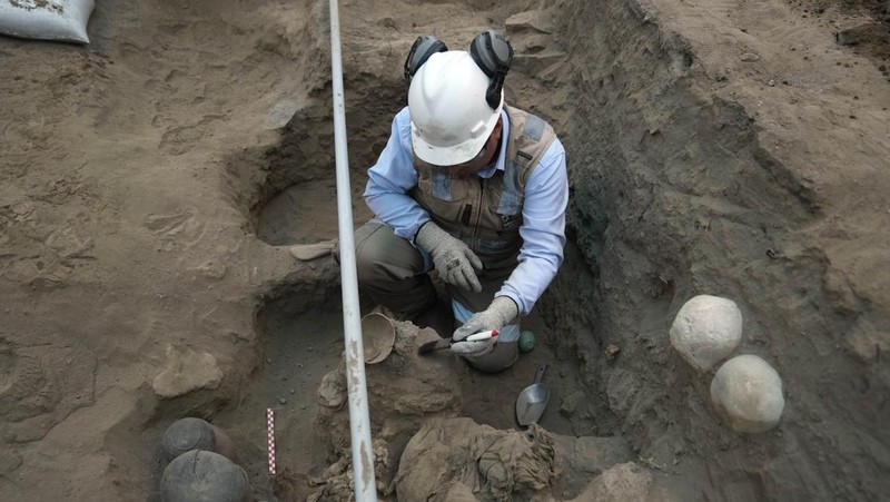 Potret Penemuan Mumi di Jaringan Gas Alam Peru. (AP Photo/Martin Mejia)