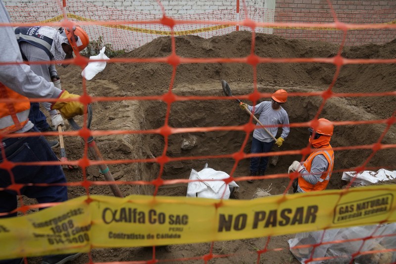 Potret Penemuan Mumi di Jaringan Gas Alam Peru. (AP Photo/Martin Mejia)
