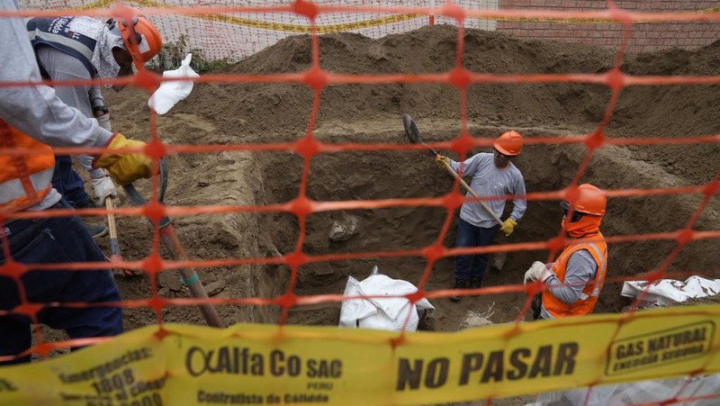 Potret Penemuan Mumi di Jaringan Gas Alam Peru. (AP Photo/Martin Mejia)