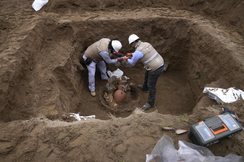 Potret Penemuan Mumi di Jaringan Gas Alam Peru. (AP Photo/Martin Mejia)