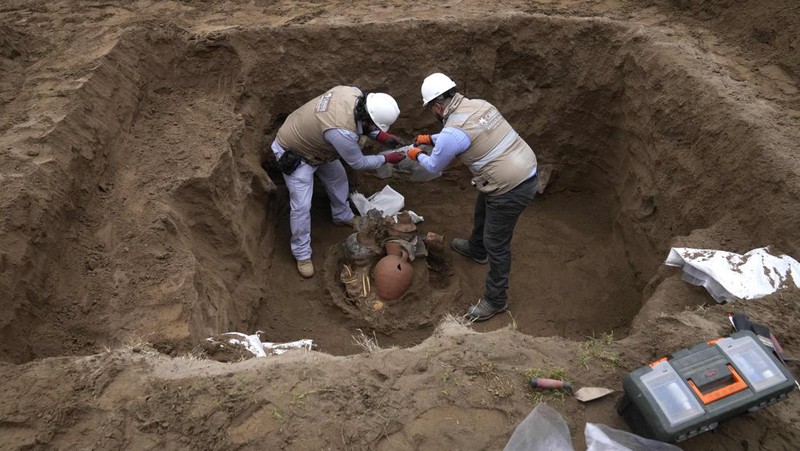 Potret Penemuan Mumi di Jaringan Gas Alam Peru. (AP Photo/Martin Mejia)