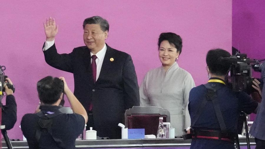 Presiden Tiongkok Xi Jinping dan istrinya Peng Liyuan tiba saat upacara pembukaan Asian Games ke-19 di Hangzhou, Tiongkok, Sabtu, 23 September 2023. (AP Photo/Eugene Hoshiko)