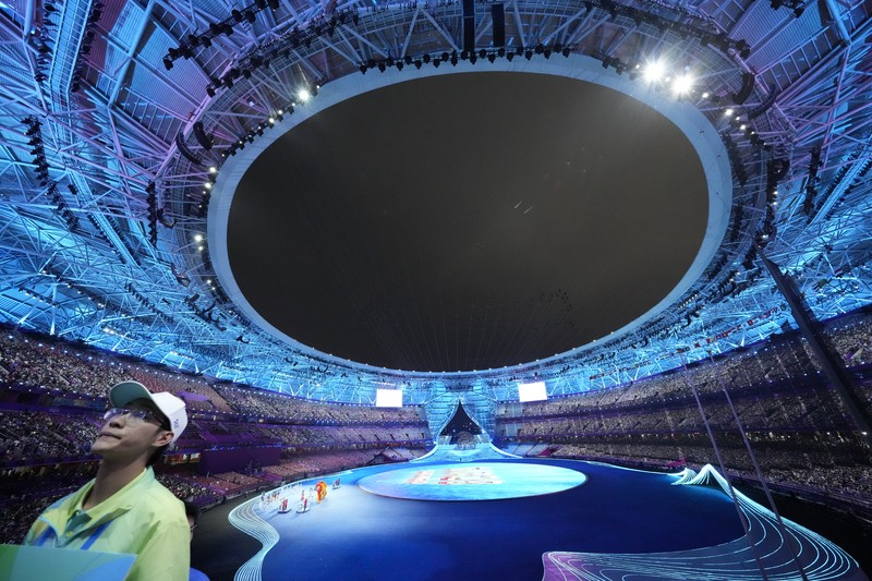 Pembawa obor saat upacara pembukaan Asian Games ke-19 di Hangzhou, China, Sabtu, 23 September 2023. (AP Photo/Louise Delmotte) Pembawa obor saat upacara pembukaan Asian Games ke-19 di Hangzhou, China, Sabtu, 23 September 2023. (AP Photo/Louise Delmotte)