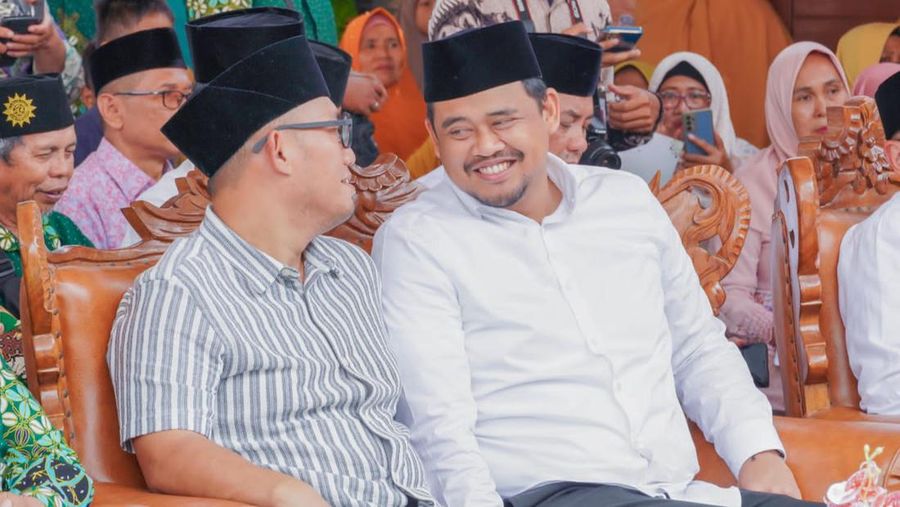 Wali Kota Medan Bobby Nasution (kanan)