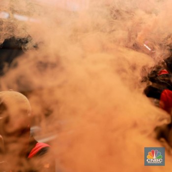 Bak Festival Holi India, Gaya Buruh Demo di Kantor Bulog