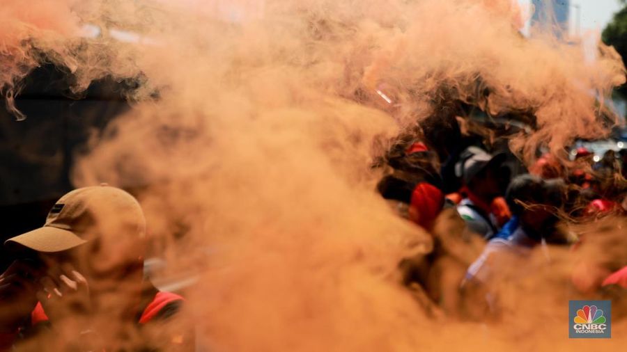 Aksi demonstrasi massa Partai Buruh dan Serikat Petani di depan Gedung Bulog, Kuningan, Jakarta Selatan, Senin (25/9). (CNBC Indonesia/Muhammad Sabki)