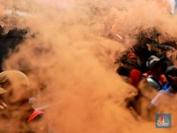 Bak Festival Holi India, Gaya Buruh Demo di Kantor Bulog